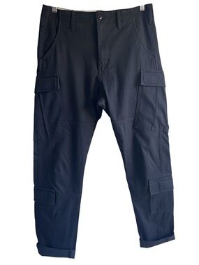 Levi’s premium cotton slim fit cargo pants in black size 30 excellent condition